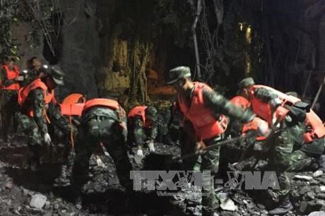 中国四川省抓紧开展地震灾害救援工作。(图片来源:越通社) 中国四川省抓紧开展地震灾害救援工作。(图片来源:越通社)