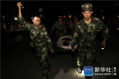 中国四川省抓紧开展地震灾害救援工作。(图片来源:越通社) 中国四川省抓紧开展地震灾害救援工作。(图片来源:越通社)