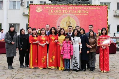 旅居哈尔科夫省越南人举行2019年雄王国祖祭祖仪式。图自越通社