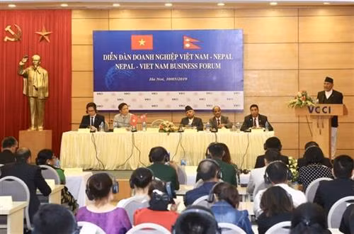 尼泊尔总理在越南和尼泊尔企业论坛上发表讲话。图自越通社