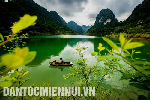茶岭县国瓒乡陇枣村蜂尾湖群共有36个自然淡水湖组成的。记者 安成达 摄 重庆县潭水乡快嫉村的源熬洞是大自然赋予高平的宝贵礼物。记者 安成达 摄