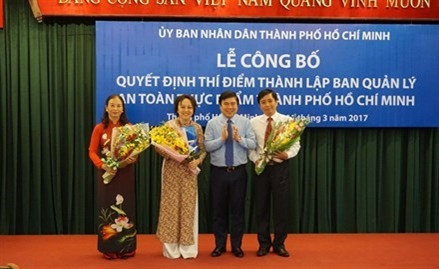 关于试点成立胡志明市食品安全管理委员会的决定颁布仪式(图片来源:因特网) 关于试点成立胡志明市食品安全管理委员会的决定颁布仪式(图片来源:因特网)