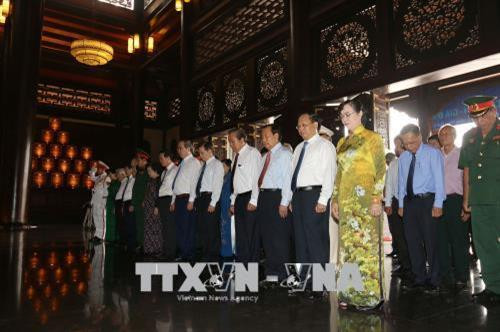 胡志明市领导为胡志明主席和各位英烈敬香。（图片来源：越通社）
