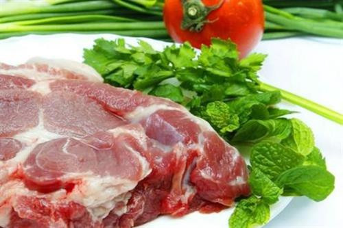 Feddy 向胡志明市消费者提供无公害猪肉。（图片来源：因特网）