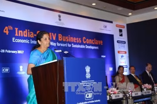 印度商业和工业部部长尼尔玛拉·希塔拉曼在会议上致词。(图片来源:越通社) 印度商业和工业部部长尼尔玛拉·希塔拉曼在会议上致词。(图片来源:越通社)