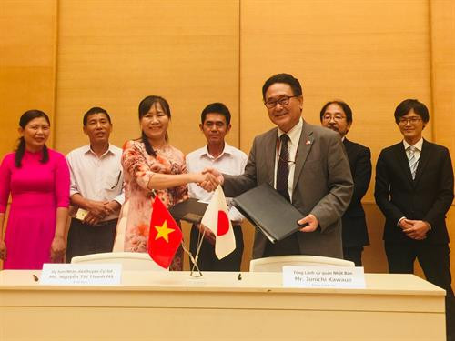 日本新任驻胡志明市总领事川上纯一与得农省格桔县人民委员会主席阮氏清河。（图片来源：越通社）