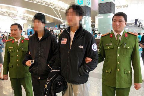 河内市公安在内排国际机场将两名韩国籍通缉犯移交给韩国警方。（图片来源： http://anninhthudo.vn）