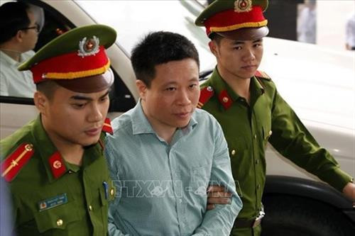 被告何文深(右二)。图自越通社 被告何文深(右二)。图自越通社