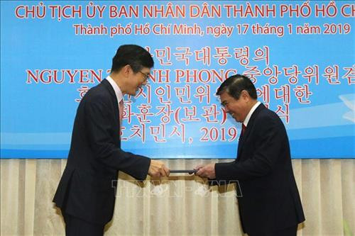 胡志明市人民委员会主席阮成峰荣获韩国总统的文化勋章。图自越通社