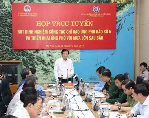 越南国家应对自然灾害和搜寻救难指导委员会主任郑廷勇 在会议上发言。图自越通社