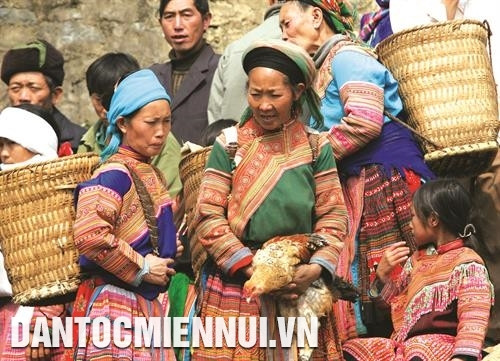 少数民族同胞赶集时带来许多货物,如竹笋、蜂蜜、山鸡等。记者 凯旋 摄 少数民族同胞赶集时带来许多货物,如竹笋、蜂蜜、山鸡等。记者 凯旋 摄