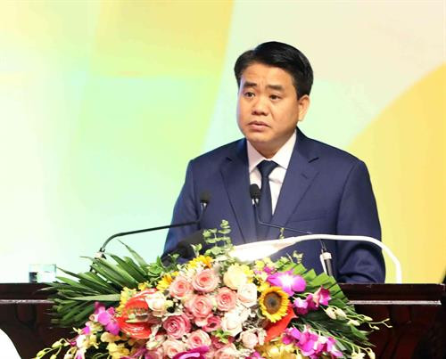 河内市人民委员会主席阮德钟在会议上作报告。图自越通社 河内市人民委员会主席阮德钟在会议上作报告。图自越通社