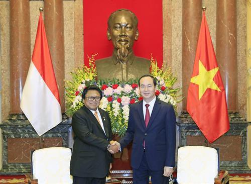 越南国家主席陈大光（右）与印度尼西亚地方代表理事会主席乌斯曼·萨布达。（图片来源：越通社）