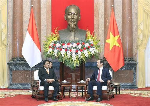 越南国家主席陈大光（右）与印度尼西亚地方代表理事会主席乌斯曼·萨布达。（图片来源：越通社）