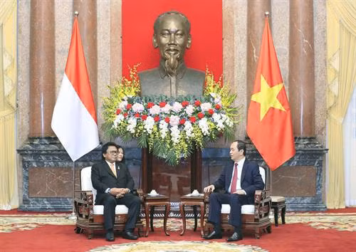 越南国家主席陈大光（右）与印度尼西亚地方代表理事会主席乌斯曼·萨布达。（图片来源：越通社）