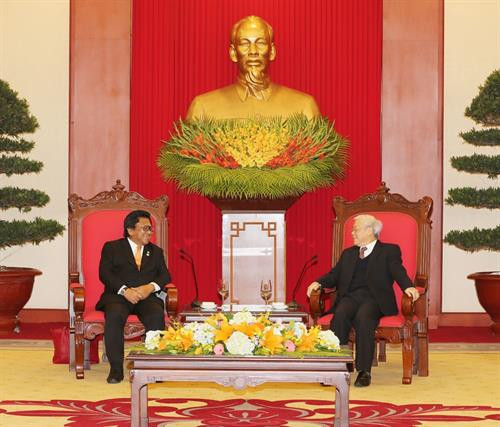 越共中央总书记阮富仲（右）与印度尼西亚地方代表理事会主席乌斯曼·萨布达。（图片来源：越通社）