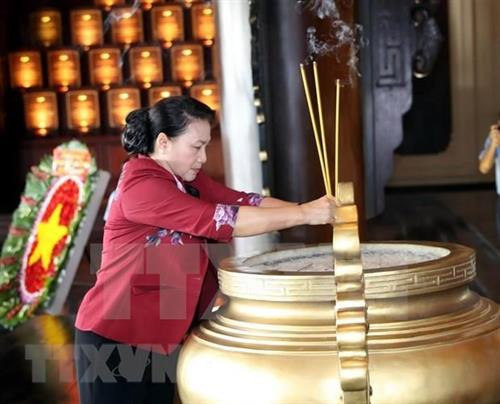 国会主席阮氏金银上香缅怀胡志明市英雄烈士。图自越通社 国会主席阮氏金银上香缅怀胡志明市英雄烈士。图自越通社