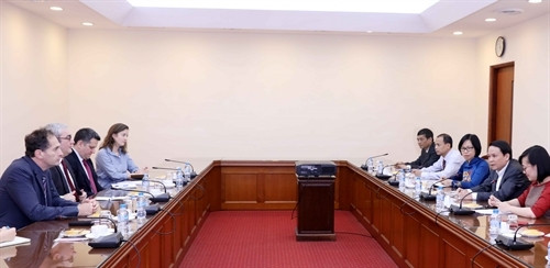 越通社与法国新闻社双方代表举行会谈全景。（图片来源：越通社）