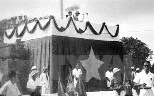 胡志明主席宣读独立宣言。图自《越南之声》 胡志明主席宣读独立宣言。图自《越南之声》