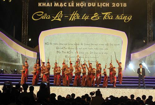 2018年炉门旅游节开幕式上的表演节目。（图片来源：越通社）