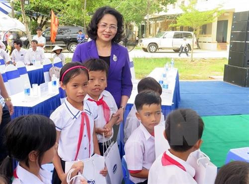 邓氏玉盛副主席贫困优秀学生赠送礼物。(图片来源:越通社) 邓氏玉盛副主席贫困优秀学生赠送礼物。(图片来源:越通社)