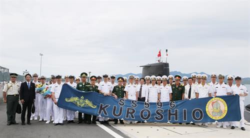 日本海上自卫队潜舰指挥小组与庆和省和越南海军第4海区司令部代表合影。图自越通社