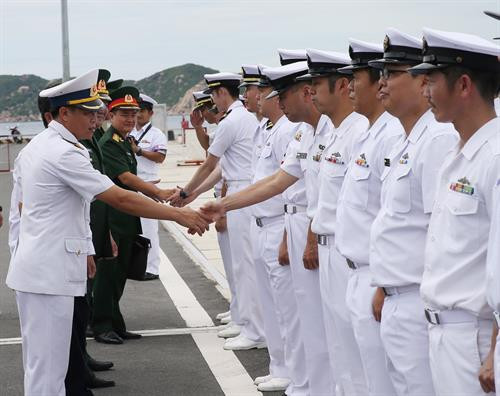 越南海军第4海区司令部领导迎接日本海上自卫队代表团。图自越通社
