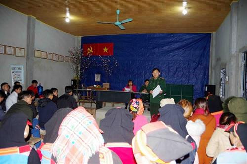 莱州省边防部队干部向边境居民宣传有关疫情的防控工作。 莱州省边防部队干部向边境居民宣传有关疫情的防控工作。