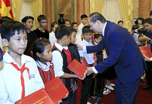 陈大光会见参加2017年“与老师分担”活动的代表。（图片来源：越通社）