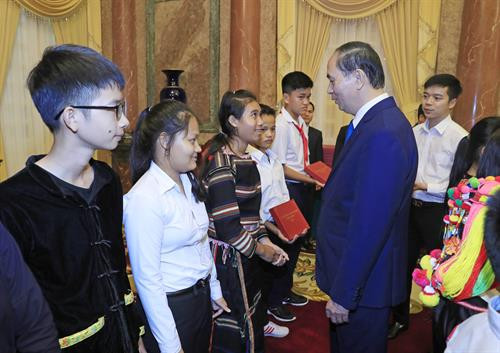 陈大光会见参加2017年“与老师分担”活动的代表。（图片来源：越通社）