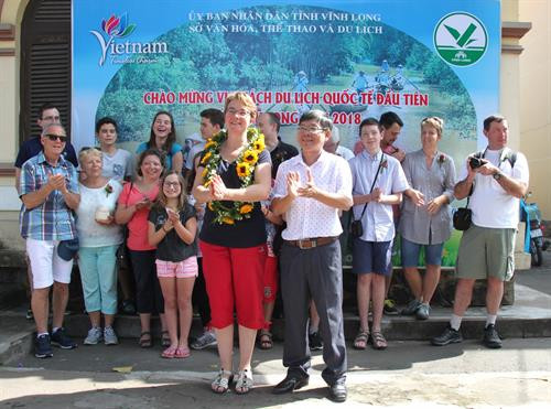 永隆省迎来2018新年第一批游客。（图片来源：越通社）