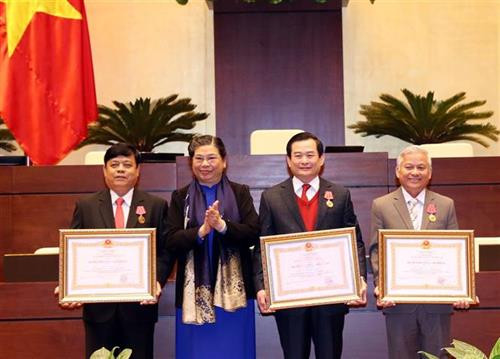 国会常务副主席丛氏放向部分优秀个人授予一等和三等劳动勋章。图自越通社 国会常务副主席丛氏放向部分优秀个人授予一等和三等劳动勋章。图自越通社