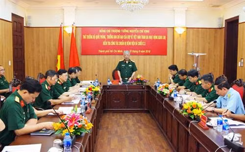 阮志咏上将在会议上发表讲话。 图自越南人民军队报