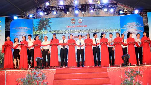 代表们为越南东南部农业与贸易展览会开展剪彩。图自越通社
