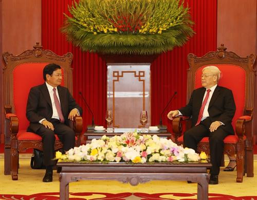 越共中央总书记、国家主席阮富仲会见老挝政府总理通伦·西苏里。图自越通社