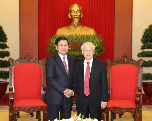 越共中央总书记、国家主席阮富仲会见老挝政府总理通伦·西苏里。图自越通社