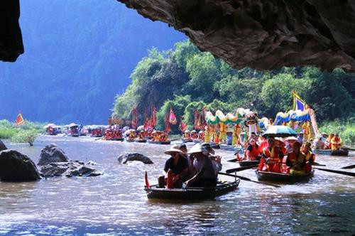 游客可欣赏庄严肃穆的探索雄伟壮观的山洞。图自https://dulich.dantri.com.vn