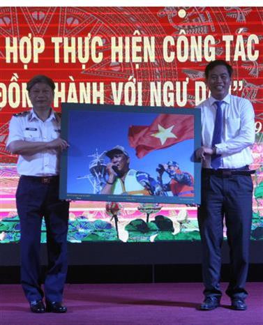 越南海警代表向广治省领导赠送纪念品。图自越通社