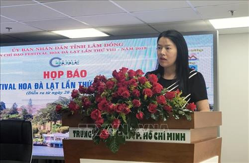 大叻市人民委员会副主席陈氏宇鸾在新闻发布会上发表讲话。图自越通社