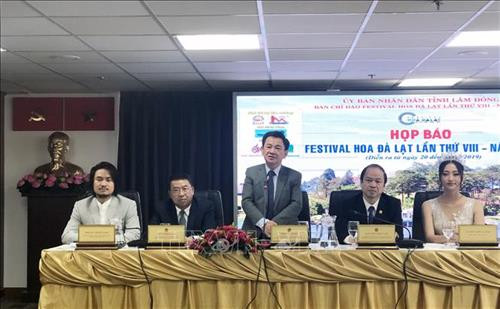 新闻发布会场景。图自越通社