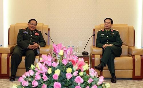 越共中央委员、中央军委常务委员、越南人民军总参谋长潘文江上将会见老挝防空空军局局长皮马塞大校。（图片来源：qdnd.vn)