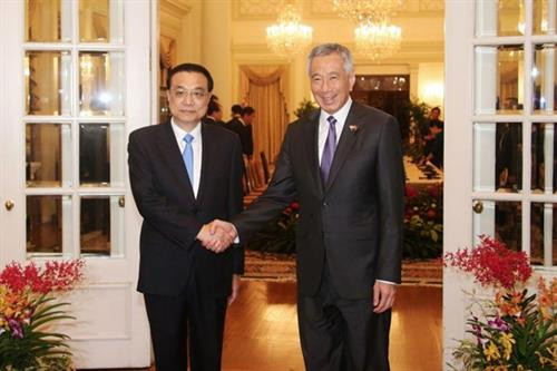 中国国务院总理李克强（左）与新加坡总理李显龙。（图片来源：越通社）
