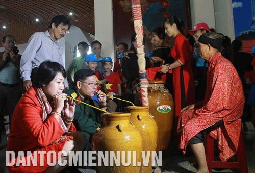 埃地同胞和家里亲人一起喝酒。记者 范强 摄