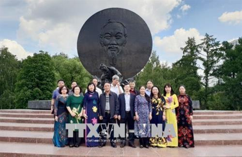 在莫斯科胡志明广场的胡伯伯塑像前合影。（图片来源：越通社）