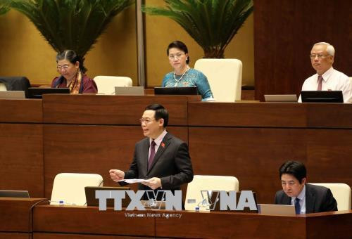 越南政府副总理王廷惠答复质询。（图片来源：越通社）