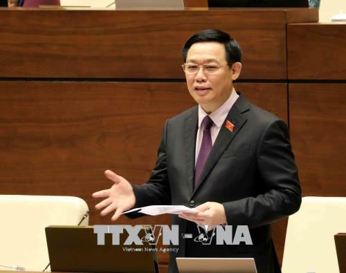政府副总理王廷惠代表政府就国会代表的提问作出答复并进行了补充说明。（图片来源：越通社）