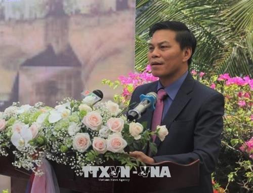 海防市人民委员会主席阮文松在揭牌仪式上发表讲话。（图片来源：越通社）