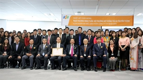 张明俊部长与FPT日本公司工作人员合影(图片来源：《人民报》)