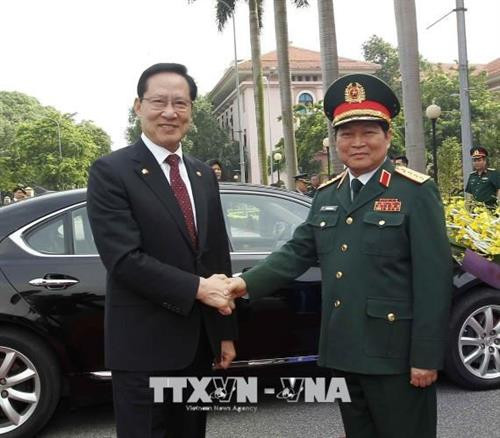 韩国国防部长宋永武对越南进行正式访问 ảnh 1