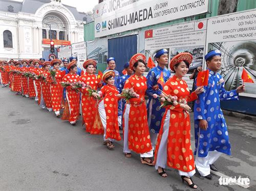 100对青年工人参加集体婚礼。(图片来源:http://tuoitre.vn) 100对青年工人参加集体婚礼。(图片来源:http://tuoitre.vn)